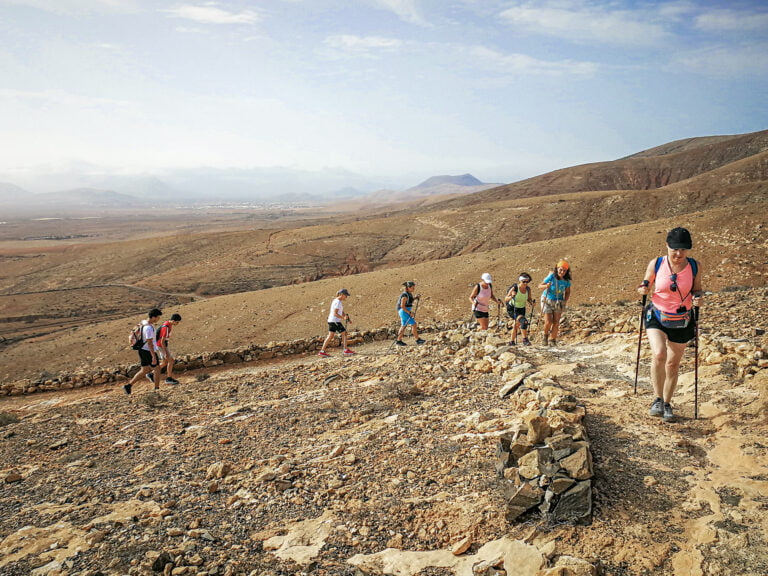 caminata en grupo en fuerteventura